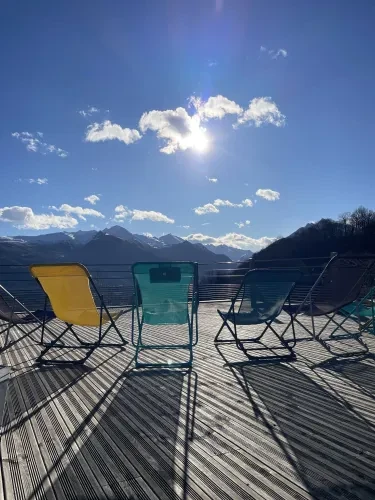 Transat sur la terrasse devant les montagnes