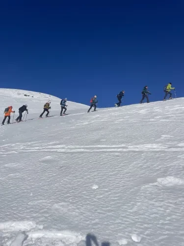 Randonneurs dans la neige