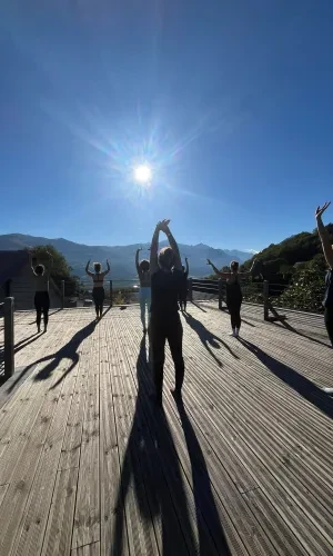 Yoga sur le toit terrasse
